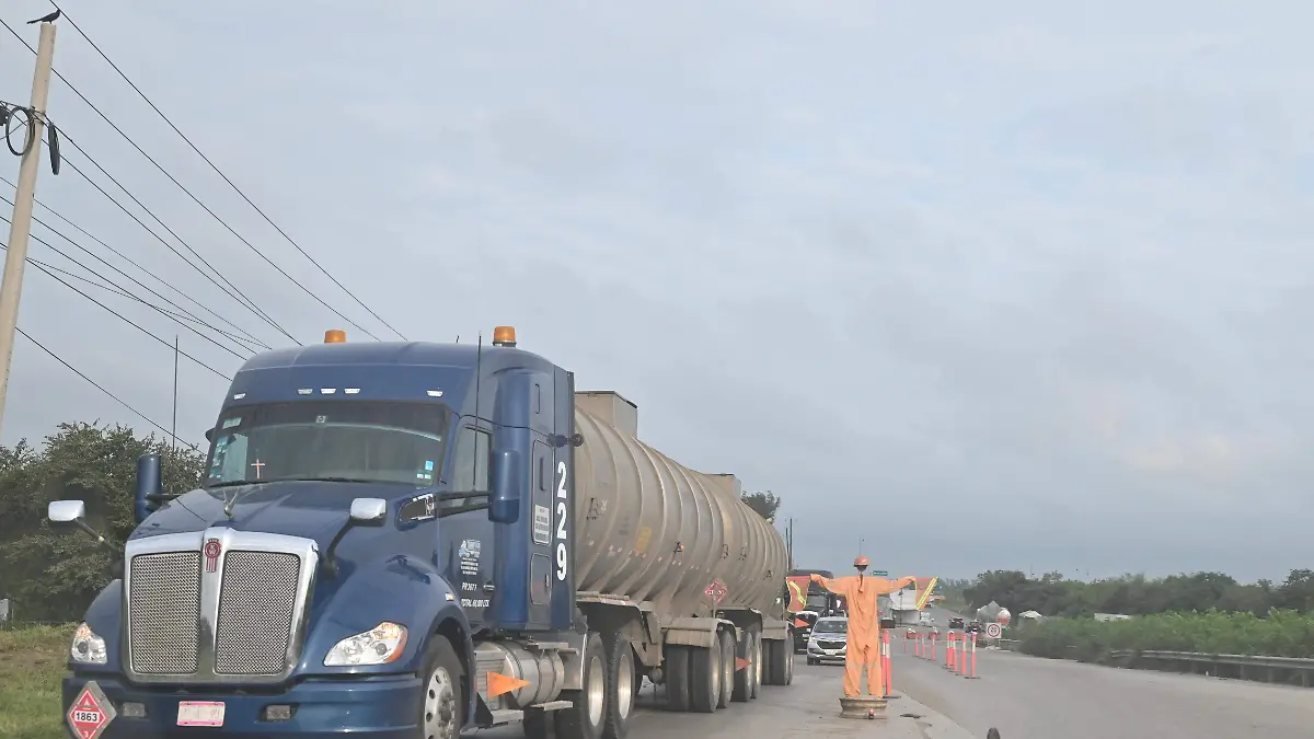 Conductores de tracto camiones de México, cada vez son más demandados en los vecinos países del norte